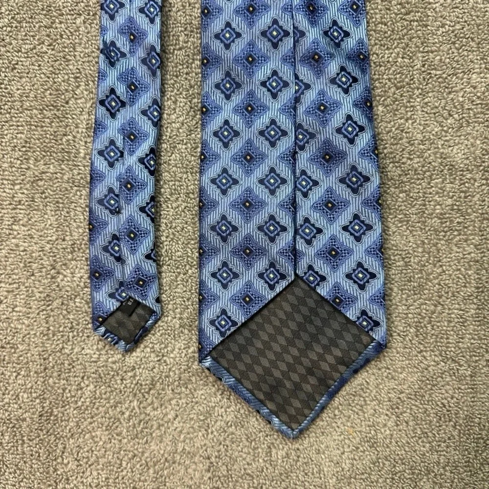 Bruno Piattelli Mens Blue Geometric Medallion Pure Silk Necktie Made in USA 4in